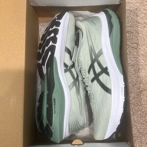 Never Worn ASICS GT 2000 shoes in size 9